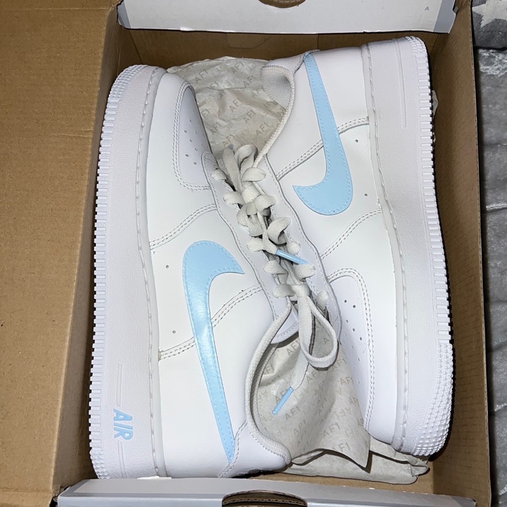 NIB CUSTOM NIKE AIR FORCE 1 WHITE/LIGHT BLUE SNEAKERS SIZE W7.5/Y6